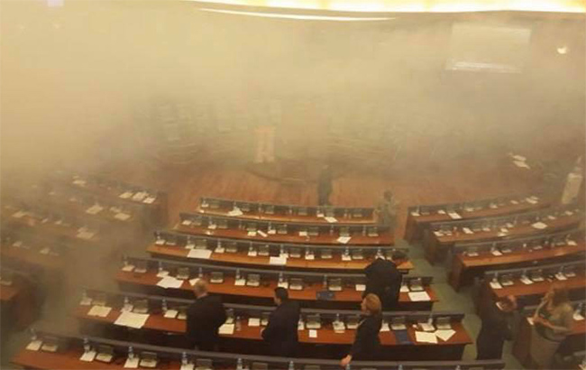 В Косово депутаты применили слезоточивый газ в зале парламента